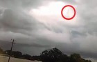 Mensen beweren 'God' te zien wandelen door de wolken op deze video tijdens een storm