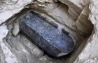 Un enorme sarcofago di granito nero è stato scoperto in Egitto, ma nessuno sa chi c'è all'interno