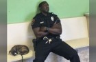 Un poliziotto esausto decide di aiutare un cucciolo in difficoltà: poche ore dopo sarà acclamato come un eroe