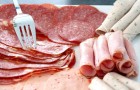 Vleeswaren staan officieel op de lijst van kankerverwekkende stoffen, naast asbest en roken