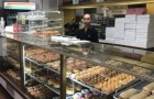 Die Frau des Verkäufers ist krank: Die Kunden kaufen jeden Morgen alle Donuts, damit er nach Hause gehen kann.