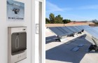 Una startup ha creato dei pannelli solari per raccogliere acqua potabile dall'aria: sono già operativi in 11 Paesi