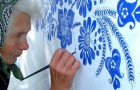 This woman is 87 years old and paints the houses in her hometown to make the world a better place