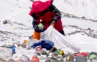 La cima più alta del mondo è un cumulo di rifiuti: l'Everest distrutto dall'assidua frequentazione dell'uomo