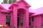 A man completely paints his house bright pink, but his neighbors find it very difficult to accept! 