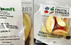 La frutta fresca arriva finalmente nelle scuole italiane, ma perché è tagliata a fette e imbustata nella plastica?