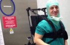 Grazie a uno speciale esoscheletro questo chirurgo paralizzato continua ad operare i suoi pazienti ogni giorno