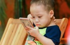 Bambini e tecnologia: lo smartphone dà dipendenza come una sostanza stupefacente, affermano gli esperti