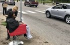 Una parrucchiera porta il suo salone in strada per offrire tagli gratis ai senzatetto
