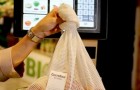 Un sacchetto di cotone per frutta e verdura: così questa nota azienda diventa plastic free