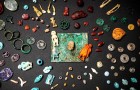 À Pompéi apparaît le trésor de la sorcière, une merveilleuse collection de pierres précieuses et d'objets magiques