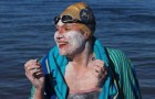Dopo aver sconfitto il cancro, attraversa la Manica a nuoto per 4 volte senza mai fermarsi e batte ogni record