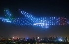 China: 800 Drohnen schließen sich in einer spektakulären Choreographie zu riesigen Flugzeugen zusammen