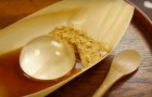 Der Mizu Shingen Mochi, der japanische Reiskuchen, der wie ein großer Wassertropfen aussieht