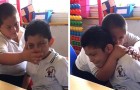 Den här pojken med Downs syndrom kramar och tröstar sin autistiska klasskamrat