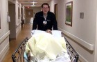 Cet homme autiste chante pour calmer les patients de l'hôpital où il travaille