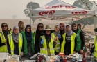 La comunità islamica australiana prepara la colazione ai vigili del fuoco esausti a causa dei devastanti roghi