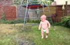Un bebe encuentra un regador por primera vez, su reaccion es para morirse de la risa