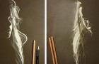 Un artista realizza splendidi ritratti al carboncino, illuminandoli con una luce che sembra quasi naturale