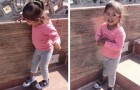 Nach vielen Versuchen ist es diesem Mädchen mit Down-Syndrom endlich gelungen, die Treppen alleine herunterzugehen