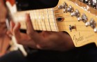 Fender bietet denjenigen im Quarantäne-Haus kostenlosen Online-Unterricht für Gitarre, Bass und Ukulele an