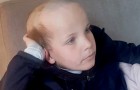 Durante o isolamento, um menino de 5 anos pede para o irmão mais velho cortar seu cabelo como o de 