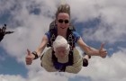 Een 102-jarige grootmoeder springt voor de derde keer parachute en breekt het wereldrecord