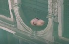 En l'absence de gondoles et de touristes, une méduse géante erre en toute tranquillité entre les canaux de Venise