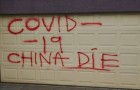 En Australie, une famille chinoise a été victime de vandalisme : verre brisé et inscriptions racistes sur la porte du garage