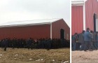 250 hommes Amish soulèvent à la main une énorme grange et la portent sur 60 mètres