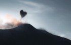 Un ragazzo riesce a immortalare una suggestiva nuvola a forma di cuore che fuoriesce dall'Etna