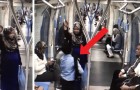 Dans l'indifférence des autres passagers, un petit garçon cède la place à une femme enceinte dans le métro