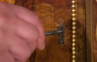 Hij voert de sleutel in zijn meubel uit 1700 en er gebeurt iets magisch