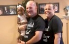 Een politieagent redt een meisje van 12 dagen oud van verstikking: een jaar later vragen ze hem om haar peetvader te zijn