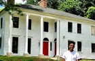 Un joven compra la casa construída por sus antepasados como esclavos: su venganza contra el racismo