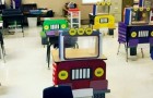 Een kleuterjuf heeft de schoolbanken omgetoverd tot kleurrijke vrachtwagens om leerlingen met een glimlach naar de klas te laten terugkeren