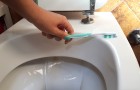 En tjej utsätter sin styvmor för ett skämt genom att rengöra toaletten med hennes tandborste: pappan tvingar henne att använde den som straff