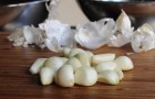 Se odiate sbucciare gli spicchi d'aglio questo video vi cambierà la vita in cucina