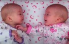 Une mère filme ses jumelles en pleine conversation comme si elles étaient de vieilles amies