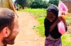 Ein kleines Waisenmädchen erhält seine erste Puppe: Das Video seiner Reaktion ist gelinde gesagt bewegend