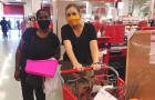 A teacher fills her trolley with school supplies: a stranger offers to pay for everything for her