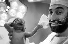 Le bébé tire vers lui le masque du médecin dès qu'il vient au monde : une photo déjà symbole de l'année 2020