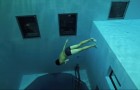 Een man neemt een duik in één van de diepste zwembaden ter wereld. Betoverend!