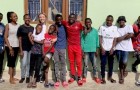 Een vrijwilligster “adopteert” 14 Afrikaanse weeskinderen en geeft ze een nieuw leven: ze vormen een groot gezin