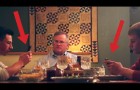 Dos jovenes usan el celular durante la cena: la reaccion del padre es asombrosa!