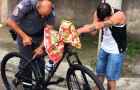 Un homme pauvre livre des desserts avec une bicyclette cassée : la police décide de lui en offrir une nouvelle