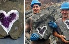 Questi minatori hanno scoperto per caso uno splendido geode di ametista a forma di cuore