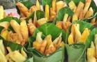 Deze kraam verkoopt patat in bananenbladeren om het gebruik van plastic zakken te vermijden