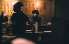 In Giappone c'è un nuovo bar pensato per le persone che desiderano bere da sole: vuole diffondere una nuova cultura