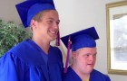 A boy asks his twin with Down syndrome to go up on the graduation stage next to him: a gesture of unique brotherly love